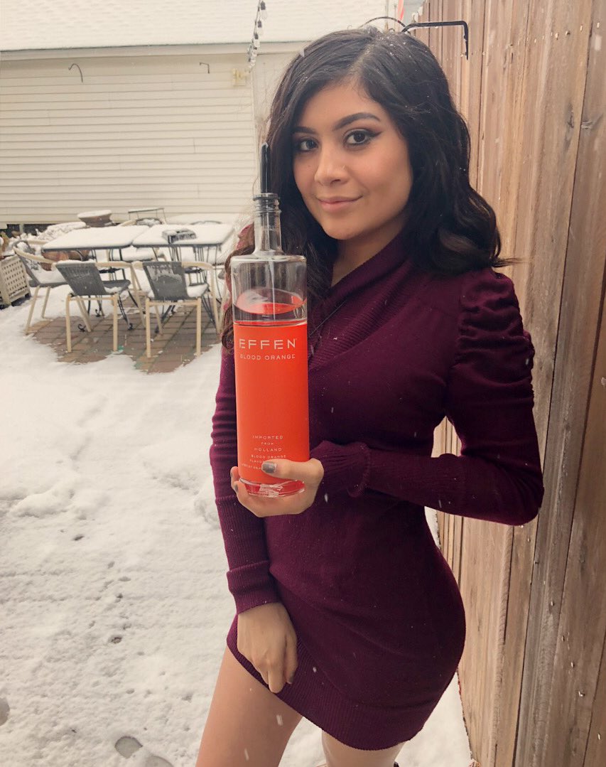 BigHouseTobacco's tweet photo. Screw the #EFFEN snow & COME DRINK! โจ๐ ๐๐ฅ#Bloodorange #effenvodkatakeover #bighousegirls #scrantonpa #cigaraficionado #cigarporn #cigargals cigarsnob #beergeek #vodkaporn #scrantonsmokes #smokersunite https://t.co/mTdIMm9wWA