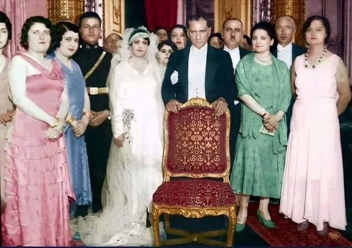 Kadınlara saygısından kendisine getirilen koltuğa oturmayıp onlarla birlikte ayakta poz veren adama Atatürk denir.

 #8MartDünyaKadınlarGünü