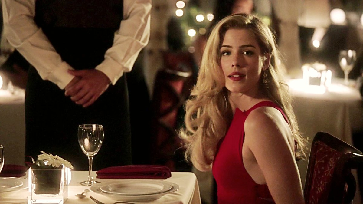 FIRELADYMAl's tweet photo. felicity smoak in red. retweet if you agree https://t.co/U1erUBoYXX