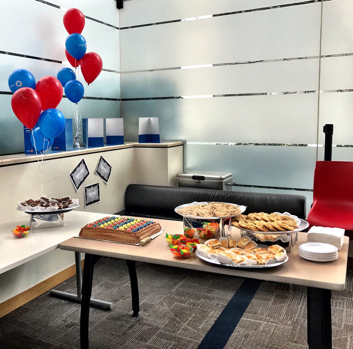 vancityamber's tweet photo. It's #EmployeeAppreciationDay at #VMO!! We really value everything our teams do to make each day count! 💪🙌❤️🔥🍾 
#ProudToWorkAtBMO #LifeAtBMO https://t.co/RFiTTDP4fp