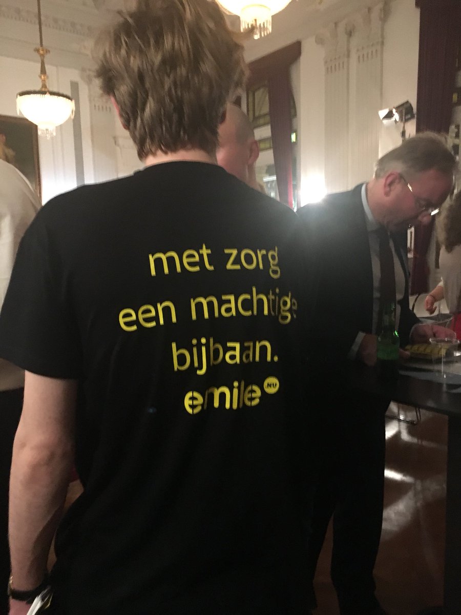 Bij #schaduwmacht van #happychaos kwam ik mijn geweldige studentenbijbaan tegen op de shirts! <a href="/emileNU/">emile</a> wat leuk!