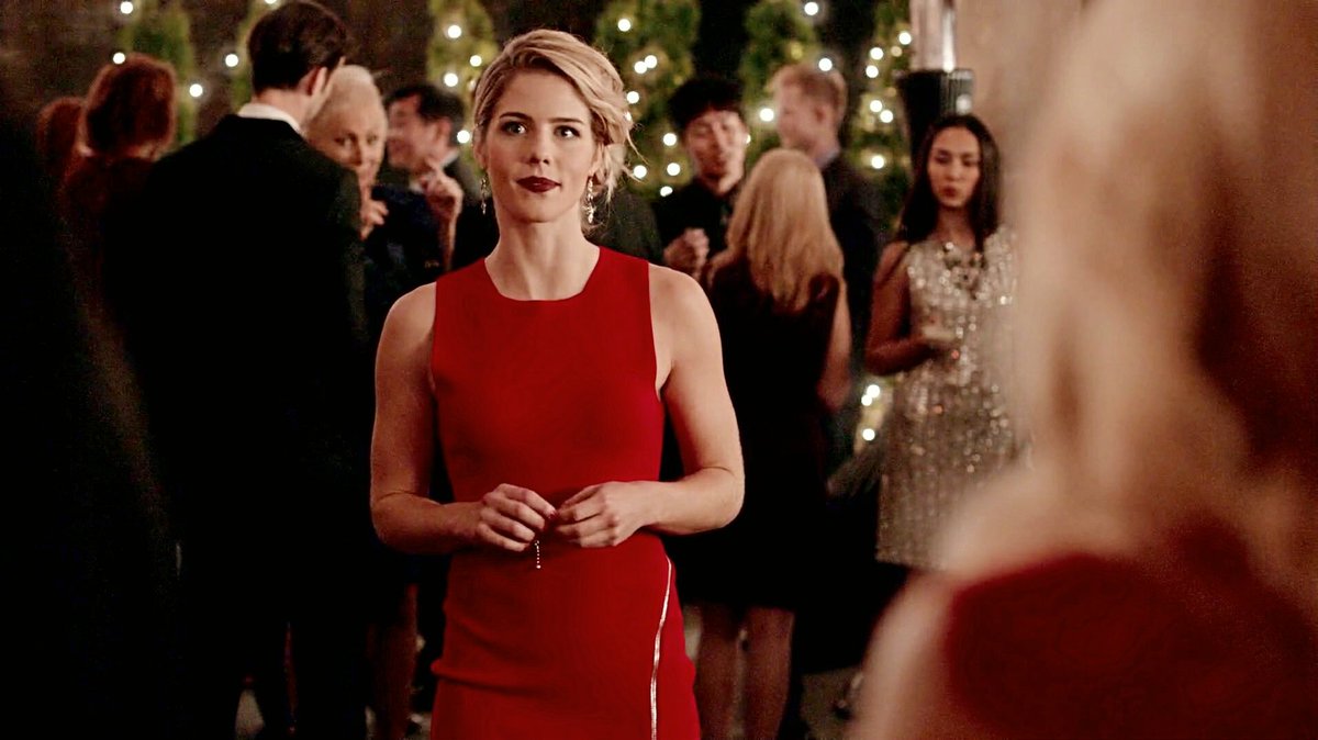 FIRELADYMAl's tweet photo. felicity smoak in red. retweet if you agree https://t.co/U1erUBoYXX