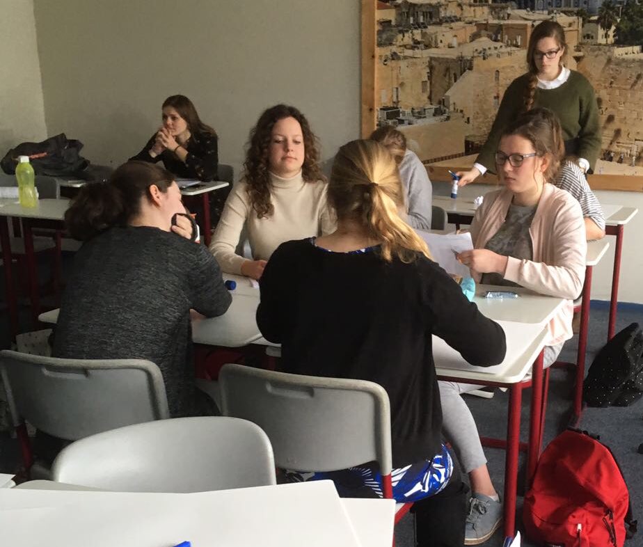 lcj's tweet photo. Mooie gesprekken met @DriestarCollege leerlingen rondom #intieme thema’s.
In twee plenaire momenten en 30 workshops proberen tot de kern te komen: Wie ben ik?! En wie wil ik zijn?
Bijbels licht op thema’s: ik en (homo)seksualiteit, ik en PorNo, ik en media en #weerbaarheid. https://t.co/lHJHy4lMWj