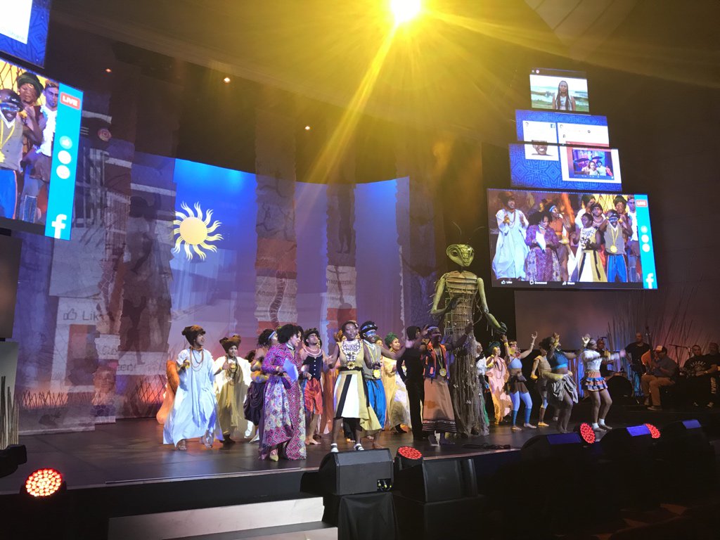 With <a href="/MikeBloomberg/">Mike Bloomberg</a> backstage where my puppets are performing in the Anti Tobacco Awards. #WCTOH 2018