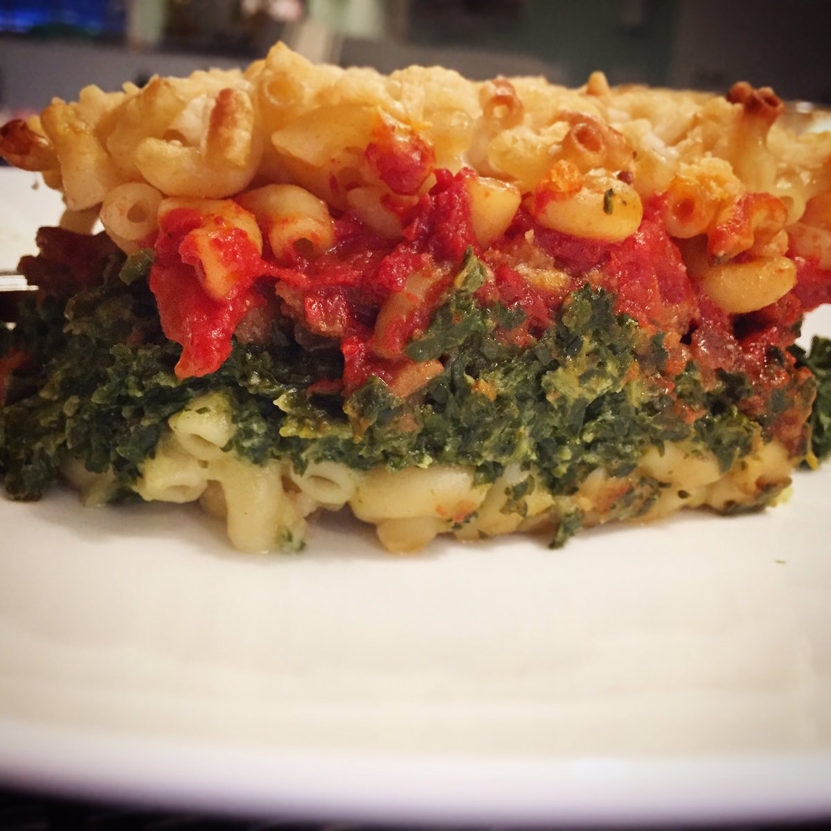 BioLief's tweet image. Dé favoriet hier thuis: macaroni-spinazie-tomaat-ovenschotel! Hiervan blijft iedereen eten! #stapelen #ovenschotel #macaroni #spinazie #kruidenkaas #knoflook #vegetarischgehakt #gepeldetomaat #tomatenpuree #weermacaroni #geitenkaas #kaaskorst #smakelijk #weekzondervlees