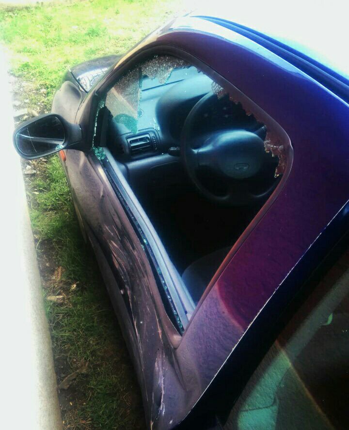 Math0X's tweet photo. Imagine tu vas faire le plein de la voiture à midi, t'es tout content tu peux rouler tranquillement, tu miam, et une heure après tu repars en cours, et tu te fais foncer dedans.
(À part des coupures à cause de la vitre qui s'est cassée sur moi, j'ai rien, mais shit, ca fait peur) https://t.co/KyFUo6ISEa