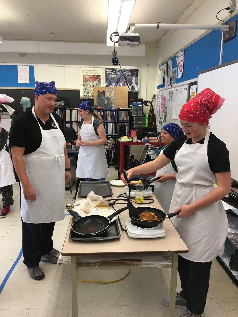 LimestoneFocus's tweet photo. Mr Burnham Gr 8 class #cookingwithQ Mr Quenneville #HealthyEating #safety #FoodPrep #clean work area @PrCharles_LDSB https://t.co/HIFsVxUAU5