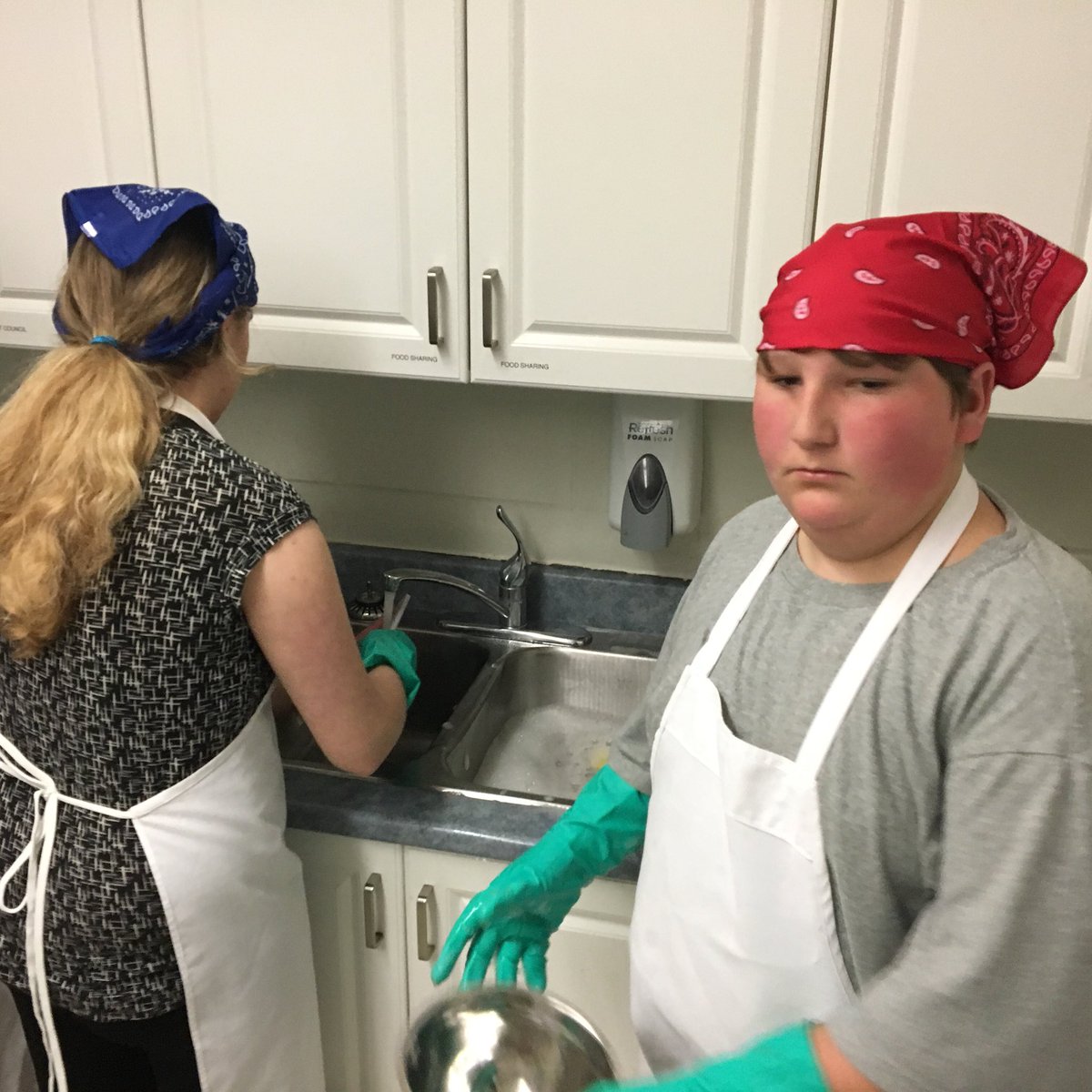 LimestoneFocus's tweet photo. Mr Burnham Gr 8 class #cookingwithQ Mr Quenneville #HealthyEating #safety #FoodPrep #clean work area @PrCharles_LDSB https://t.co/HIFsVxUAU5