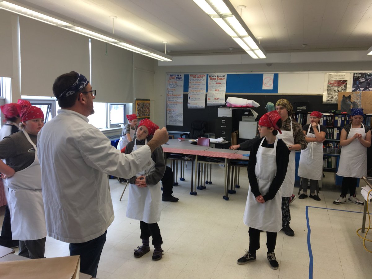 LimestoneFocus's tweet photo. Mr Burnham Gr 8 class #cookingwithQ Mr Quenneville #HealthyEating #safety #FoodPrep #clean work area @PrCharles_LDSB https://t.co/HIFsVxUAU5