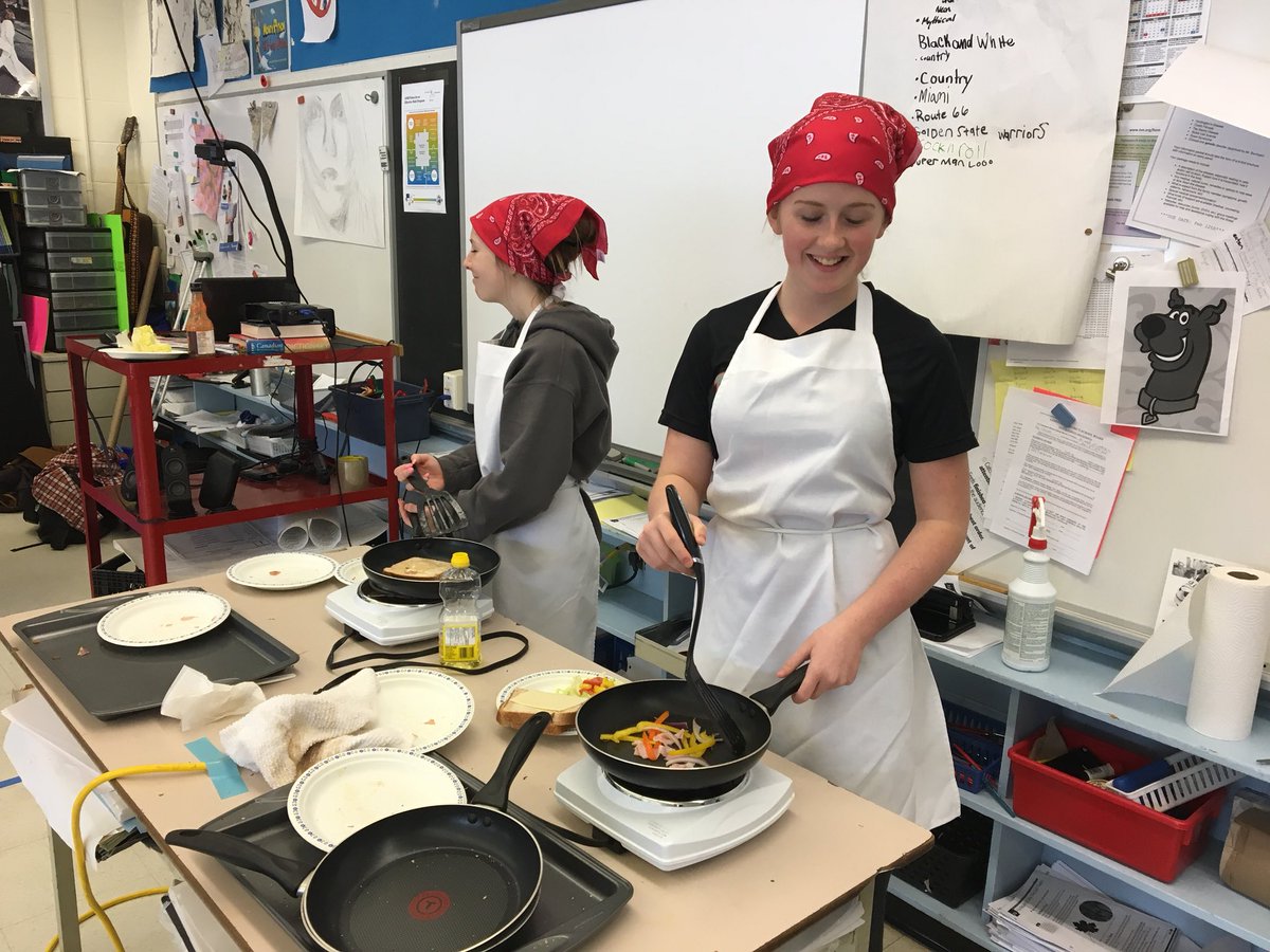 LimestoneFocus's tweet photo. Mr Burnham Gr 8 class #cookingwithQ Mr Quenneville #HealthyEating #safety #FoodPrep #clean work area @PrCharles_LDSB https://t.co/HIFsVxUAU5