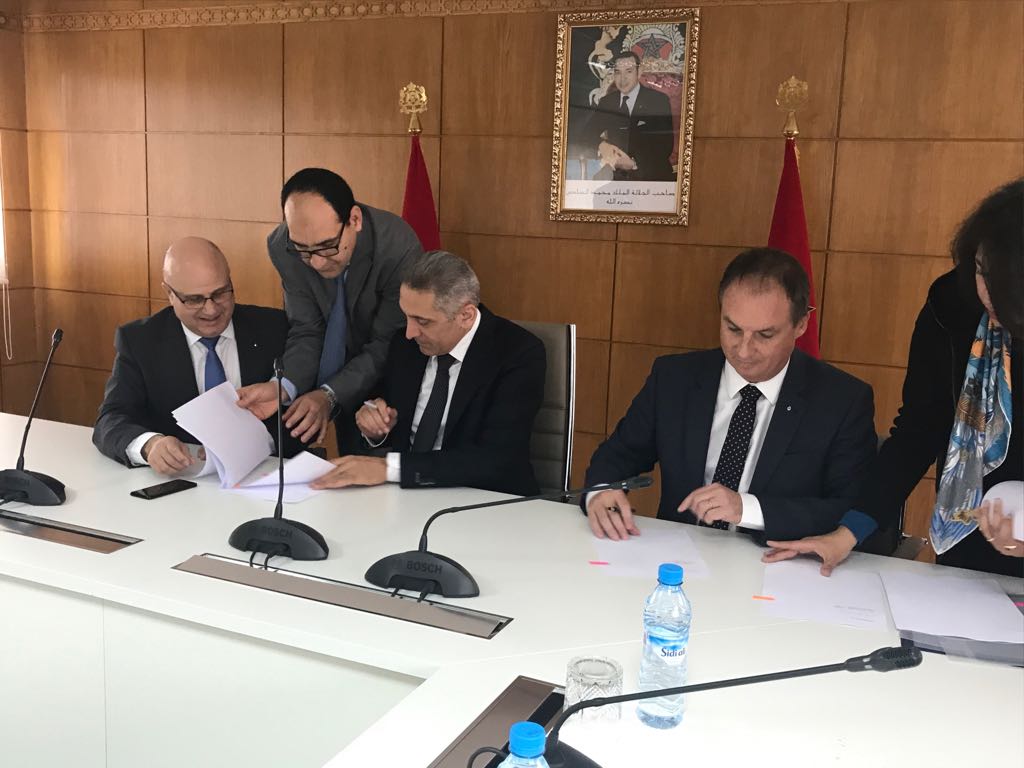 MyHafidElalamy's tweet photo. L'écosystème Renault dépasse les objectifs en 2017 : plus d'1 milliard d'euros d'achat de pièces fabriquées au Maroc et des voitures réalisées avec plus de 50% de valeur ajoutée marocaine https://t.co/ci6av8UC8f