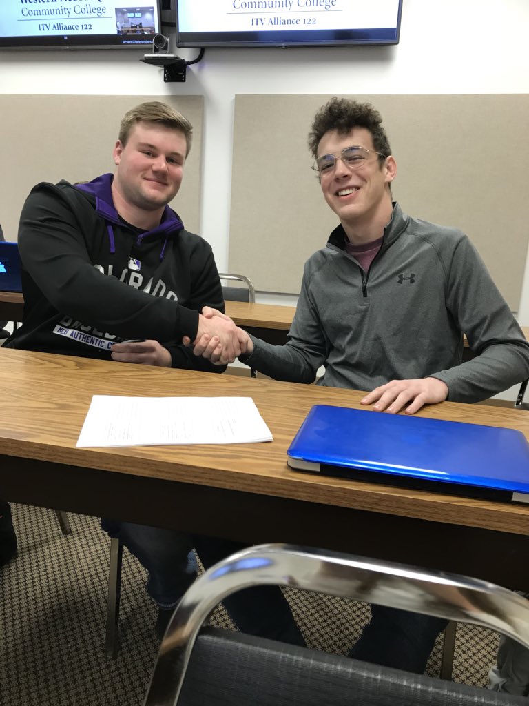 thekingapple's tweet photo. 10,000 RTS and @Nathan_Lauder and I will go to prom together with him in dress. https://t.co/vjC1RMfGFk