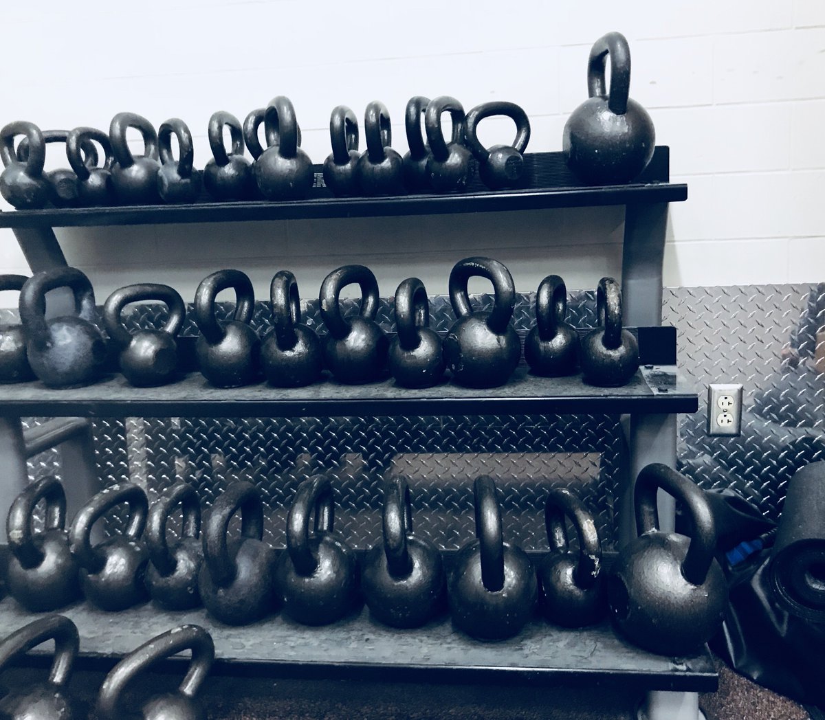Did you know kettle bell workouts are a great way to burn fat and create lean muscle tone? Change up your workout routine by trying out kettle bells for a whole body conditioning workout! #HSHmagazine 🏋🏽‍♀️💪🏽