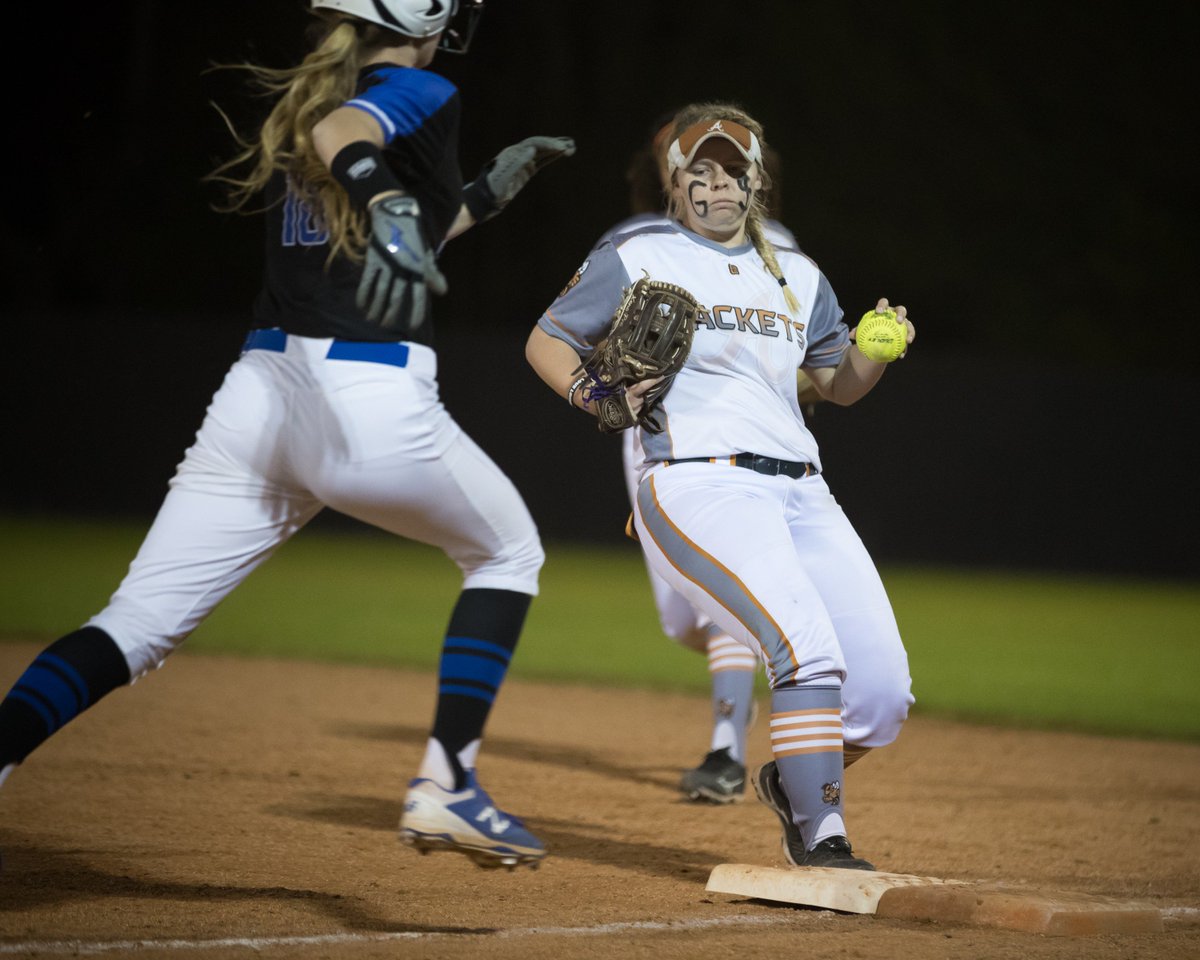PrenticeCJames's tweet photo. Clutch 1-0 win last night in extra innings by @AlvinSoftball over Clear Springs @AlvinHSJackets @AlvinHSNews #AlvinSun #AlvinAdvertiser #HoustonChronHS #ChronSports #Softball #ballislife #ImagoHouse https://t.co/BmpWDSCnET