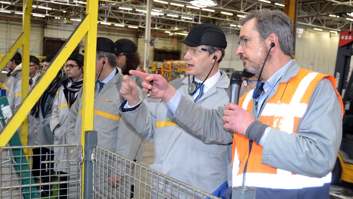 Prefet54's tweet photo. .@Prefet54 en visite à l'usine #Sovab Batilly de @Groupe_Renault en présence de Daniel Nez, maire de Saint-Ail et @ZanardoJacky : découverte des départements "tôlerie" et "montage" du premier employeur privé de Meurthe-et-Moselle. https://t.co/T69ZFnMSGk