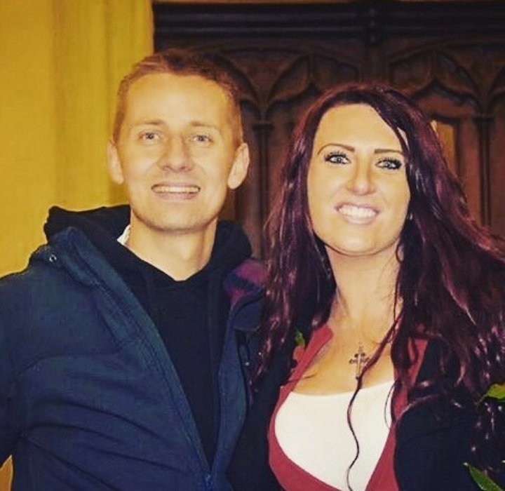 jacekmiedlar's tweet photo. Teraz trwa proces Jaydy Fransen. Postawiono jej trzy zarzuty. Można ją lubić lub nie, ale stała się ofiarą marksistowskiego systemu.
Nie spodziewam się dobrego wyroku... W najlepszym wypadku dostanie prace społ. Gdyby mieszkała w PL razem byśmy sprzątali ulice. Byłoby wesoło 😋 https://t.co/GPddKZoyok