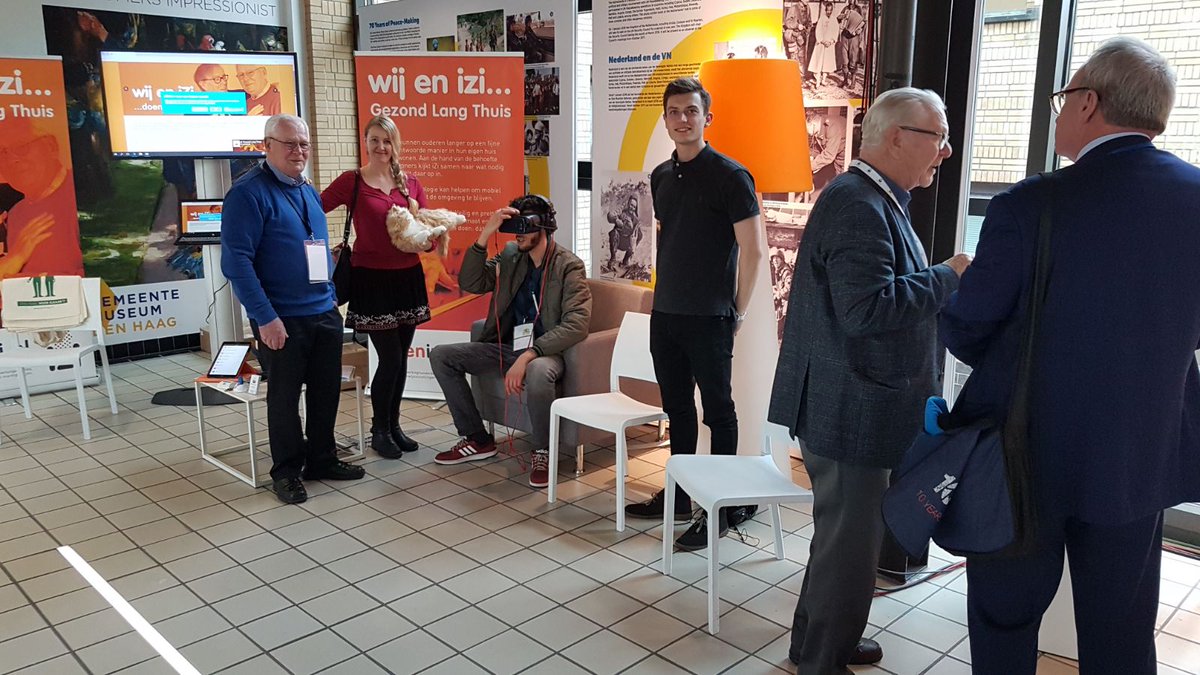KimvdBeek's tweet photo. Vandaag stond iZi op de #stadsconferentie 'Goed voor Elkaar' in het @Museon 😊 Het was een geslaagde dag met veel bezoekers, mede dankzij onze ambassadeurs. #denhaag #vr #ehealth #iZi https://t.co/n0OLFn8yI9