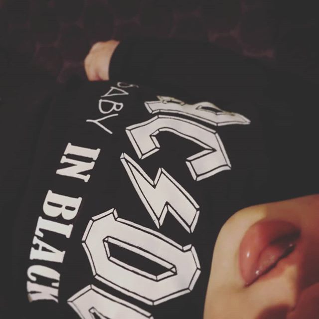 korosion's tweet photo. #acdc #babyinblack https://t.co/Oe5CFVIrIq https://t.co/eLOjKDvb1n