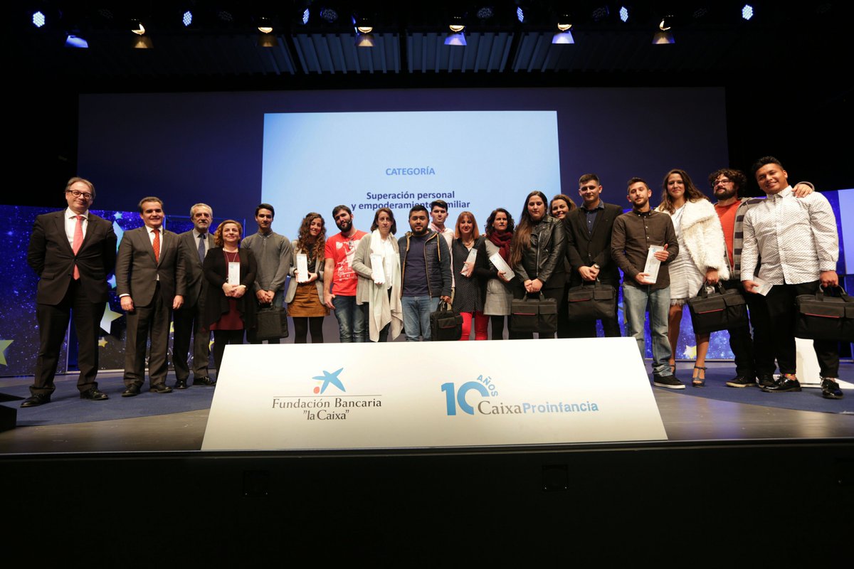 FundlaCaixa's tweet photo. Reconocemos la enorme labor de las 21 entidades que han ayudado a 11.381 familias en situación de vulnerabilidad en #Sevilla. ¡Sin vosotros #CaixaProinfancia no sería posible! 👍 https://t.co/M09MSpcmYi