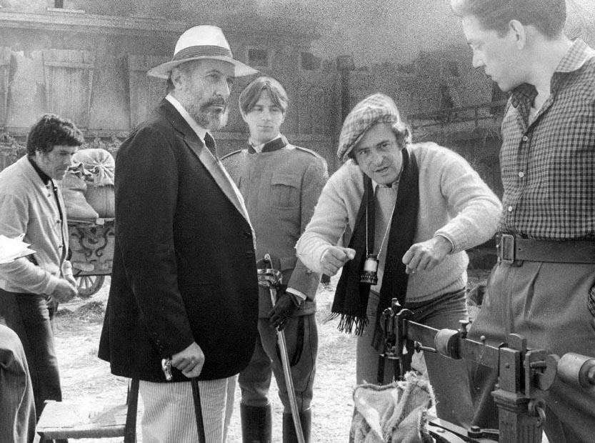 Радиовещание сша 1920 1930. 20 век де ниро депардье. Радиоприемник 20 век 20 век америка. Передачи 20 века. Передачи 20 века.