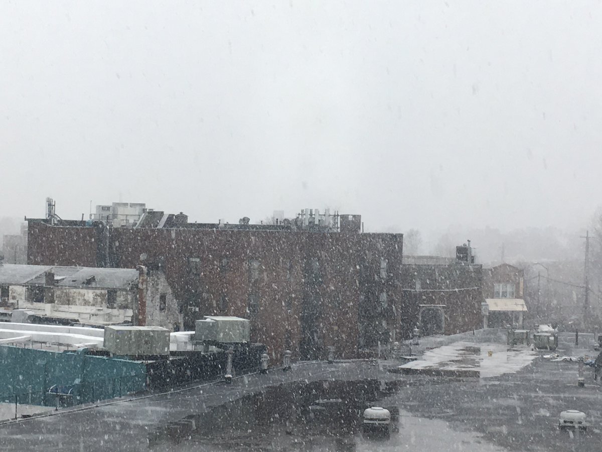 DiarioLaPrensa's tweet photo. Hondureños en EEUU, ¿cómo están viviendo la #SnowTorm? https://t.co/HIjWR5fiCC