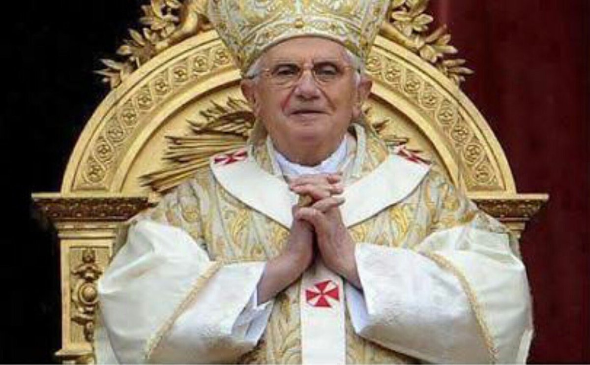 iyiTriloji's tweet photo. Afrika’lı aç çocuklar için dua eden saf altından yapılmış tahtında oturan Papa ve altın kaplı mikrofon ile dua eden Arabistan imamı Sudeysi. https://t.co/u0z4Oes2li