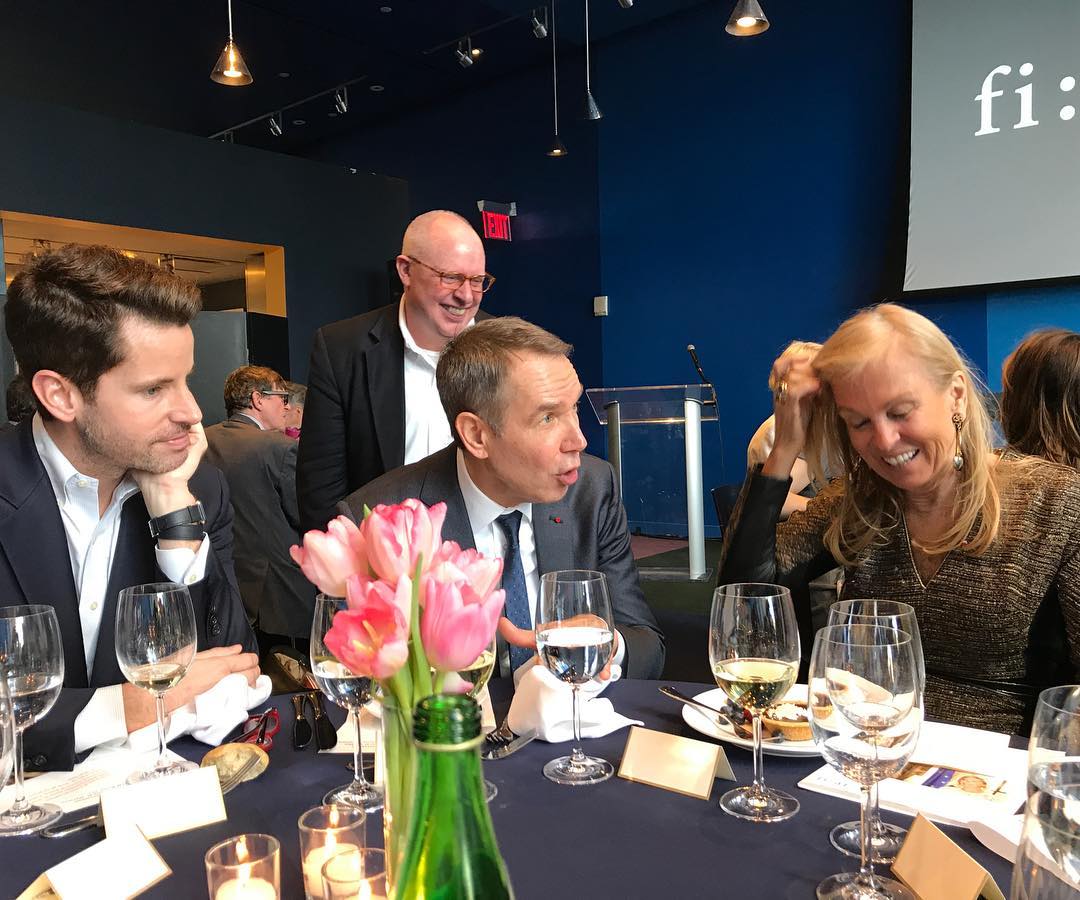 GlassViewMedia's tweet image. Nothing but smiles from #GlassView Founder &amp;amp; CEO @jgbrooksjr, Artist @JeffKoons &amp;amp; Ambassador Jane Hartley at the @fiafny lunch.