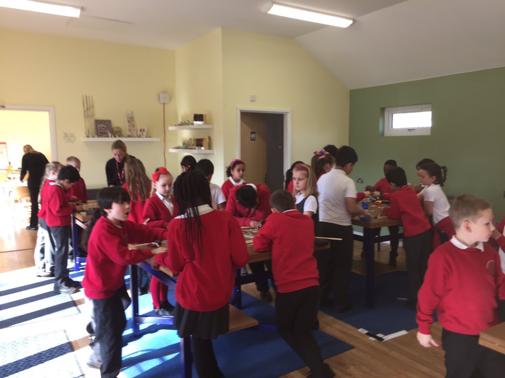 GPSMrsGardner's tweet photo. Year 4 have been absolute superstars making their own 3D wishing wells! ⭐️ @HumboAcademy #Creative #designchallenge https://t.co/75cGL6sNCB