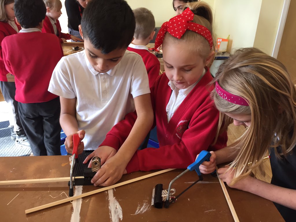 GPSMrsGardner's tweet photo. Year 4 have been absolute superstars making their own 3D wishing wells! ⭐️ @HumboAcademy #Creative #designchallenge https://t.co/75cGL6sNCB