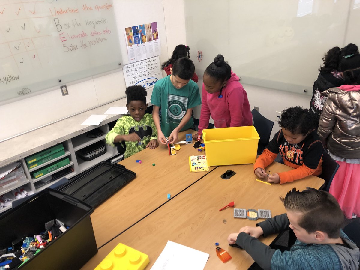 Mrs_Cook08's tweet image. I love mornings in the #SheldoniLab look at all the collaboration and creativity happening #3Dprinting #legoengineering #snapcircuits #crafts #looming #hangman @sheldoninnovate