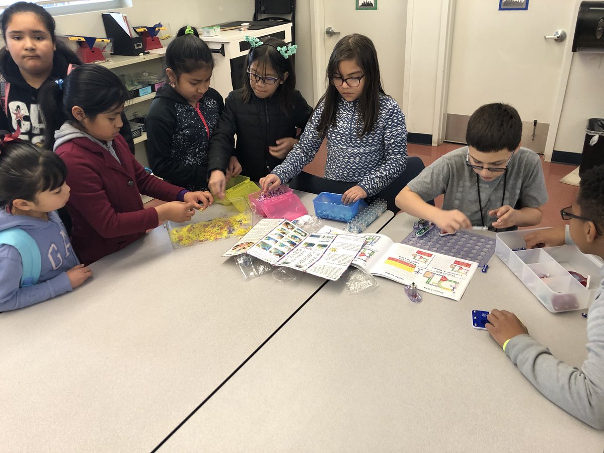 Mrs_Cook08's tweet image. I love mornings in the #SheldoniLab look at all the collaboration and creativity happening #3Dprinting #legoengineering #snapcircuits #crafts #looming #hangman @sheldoninnovate