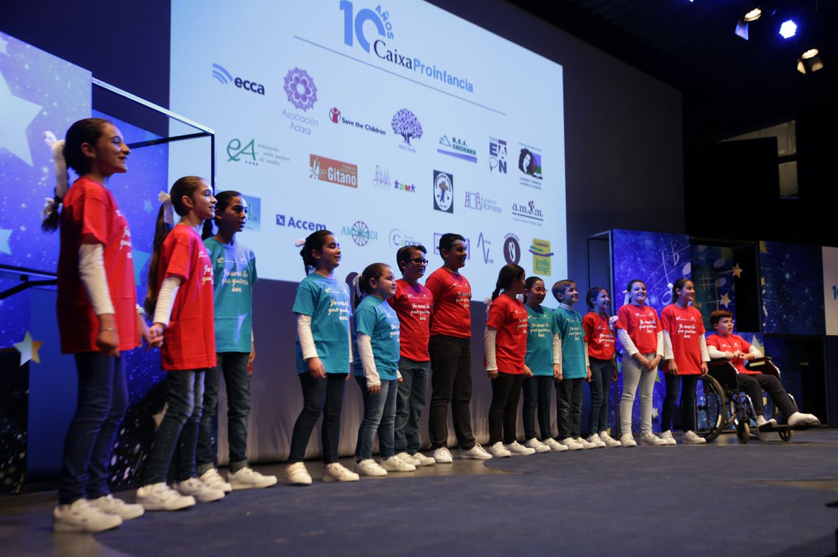 FundlaCaixa's tweet photo. 🎶¡Yo seré lo que quiera ser!🎶 Los niños suben al escenario para despedir el acto de #CaixaProinfancia en #Sevilla y convertirse en auténticas estrellas. ¡Gracias por compartir con nosotros este momento! https://t.co/CIL4aMgEKf
