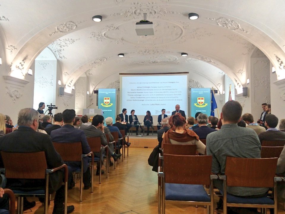 lukas_bittner's tweet photo. Podiumsdiskussion zum Abschluss des erfolgreichen #FSH2018! Gratulation an die Organisatoren von @shabka_infonet https://t.co/NypdDvot8F