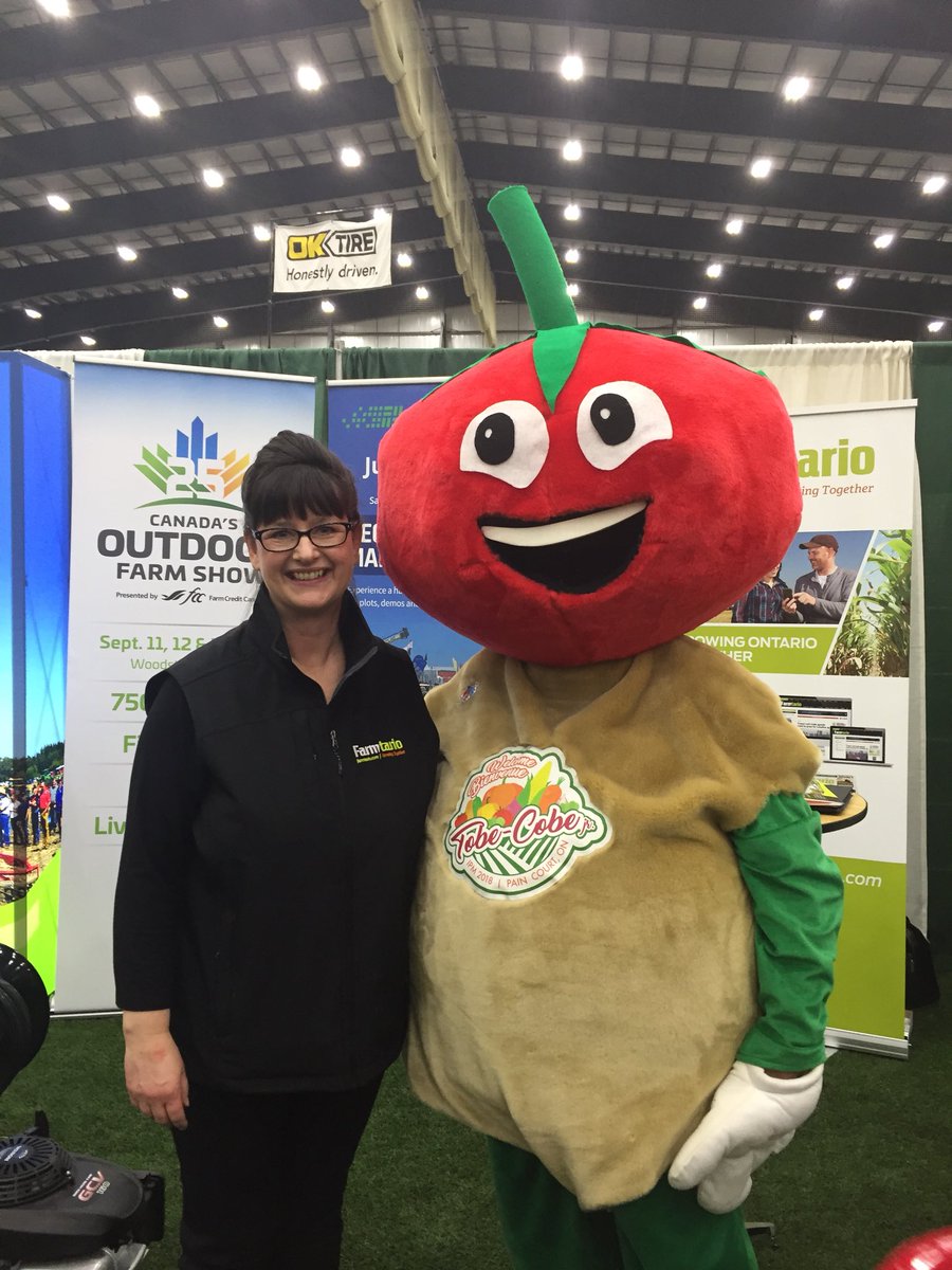 Look who stopped by the <a href="/farmtario/">Farmtario</a> booth <a href="/tobecobe/">tobe cobe</a>