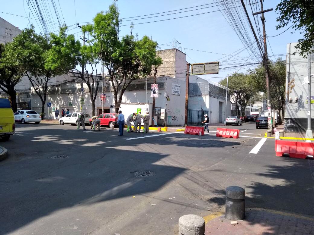 Todos los días, las cuadrillas de balizamiento de la <a href="/DelCuauhtemoc/">Cuauhtémoc Del Moral</a> refuerzan la señalización en cruceros viales para reforzar la seguridad de peatones y conductores; Xocongo y Callejón San Antonio Abad, col. #Tránsito