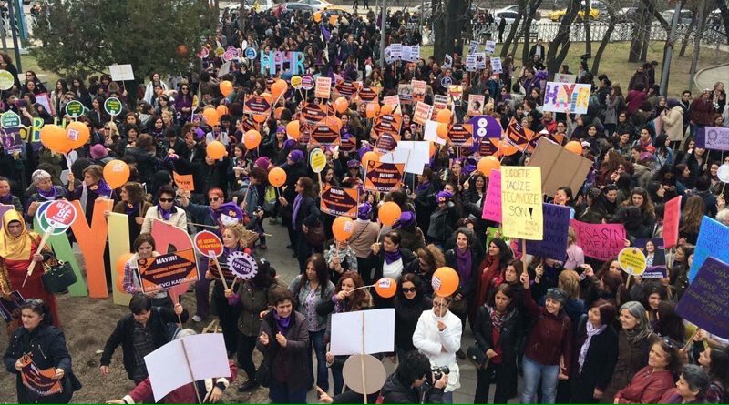KadinlarVar's tweet photo. Baskılarınıza yasaklarınıza #HayırKadınlarVar  

#Ankara #8MarttaKurtuluştayız
12.30 Kurtuluş
19.00 Kuğulupark 
20.30 #Morfest https://t.co/BV1efrO6eS