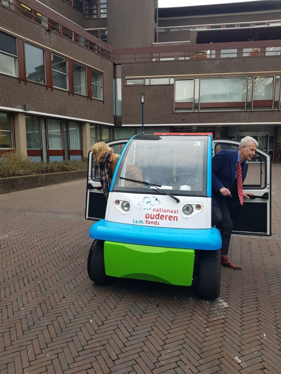 Ouderenfonds's tweet image. Tijdens een feestelijke bijeenkomst bij het stadhuis in Amersfoort zijn 3 nieuwe vervoersinitiatieven voor ouderen officieel in gebruik genomen lnkd.in/eGPpY9S