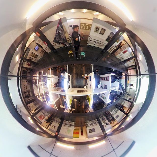 atlante83's tweet photo. Así fue JustMad9
🎨
🎨
🎨
#justmad9 #madrid #art #artfair #justmad #contemporaryart #arte #spain #emergingart #artecontemporaneo #photography #painting #justvr #feria #artstagram #artmadrid #insta360one #insta360 #tinyplanet #360photography #littleplanet #lifein360 #insta360app… https://t.co/BtV6OgVrLF