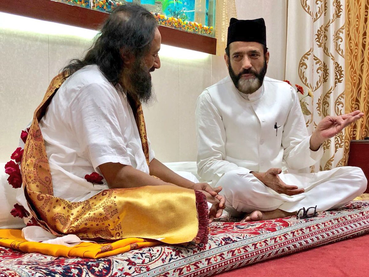 Gurudev's tweet photo. Visited Bareilly, Uttar Pradesh on the invitation of Maulana Tauqeer Raza Khan. Had a very warm and cordial welcome, we discussed various issues related to the peace and prosperity of India. Also visited the Dargah-E-Ala Hazrat. https://t.co/sQITrnEk0d