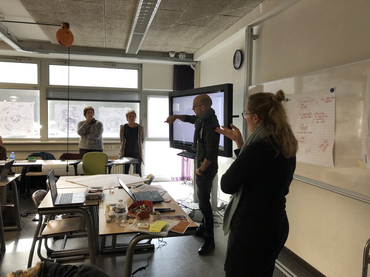 Docenten uit de bijscholingsminor D&amp;P geven elkaar les in het voeren van LOB gesprekken. Heel krachtig om op deze manier ervaringen te delen en van elkaar te leren! #fec #fontys