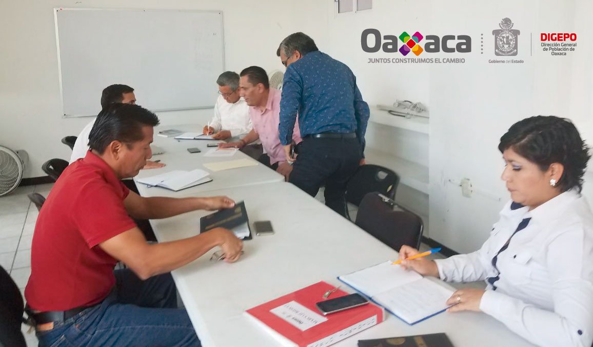 DIGEPO_GobOax's tweet photo. 🗣️📣Titular de @DIGEPO_GobOax se reúne con personal de @IEEA_GobOax para trabajar en la elaboración de convenio de cooperación. @alejandromurat  @SIPINNA_MX @apddhac @CEJUM_GobOax @SMO_GobOax @El_Oriente @coplade_costa @CEPEOaxAc @CEPIADET @CSEIIO_OFICIAL @CdigoTranspare1 https://t.co/8Ol8GBYezY