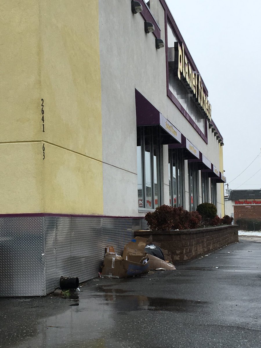 illa_Dee's tweet photo. @PlanetFitness this is what the outside of my club, Fishtown - Philadelphia, has looked like for weeks. https://t.co/7fyJisTtiP