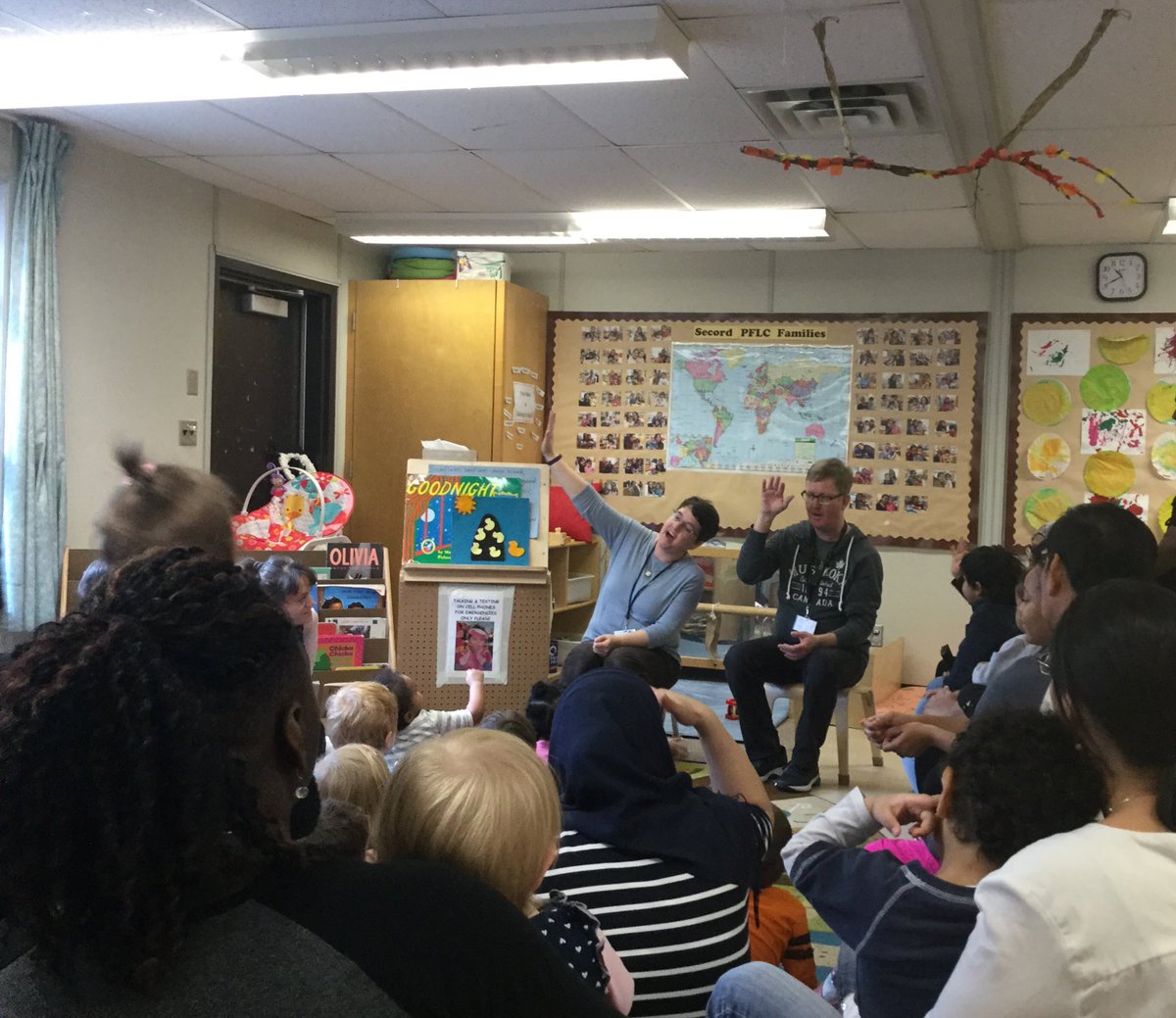 SecordEarlyON's tweet image. Our Early Reading Coach sang &amp;amp; read with us. Chatted w #families about value of #homelanguage #reading @ home. Thx @sbrdow! @EarlyYearsTDSB