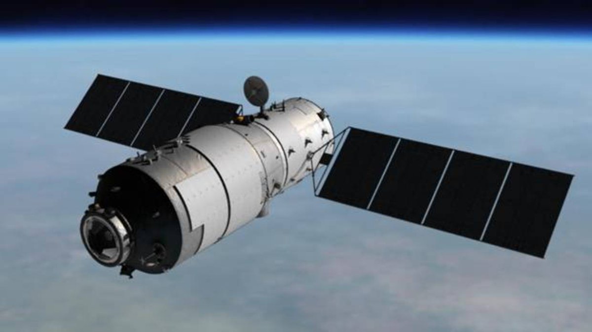 MadridDirecto's tweet photo. **AVISO**
La península ibérica se encuentra en una de las franjas en las que puede caer la estación espacial china Tiangong-1.
¡¡Pónganse un casco!! ⛑️
Reentrará en la atmósfera entre los días 29 de marzo y 9 de abril 🚀🚀
#MD121 https://t.co/I97qGHBq2i