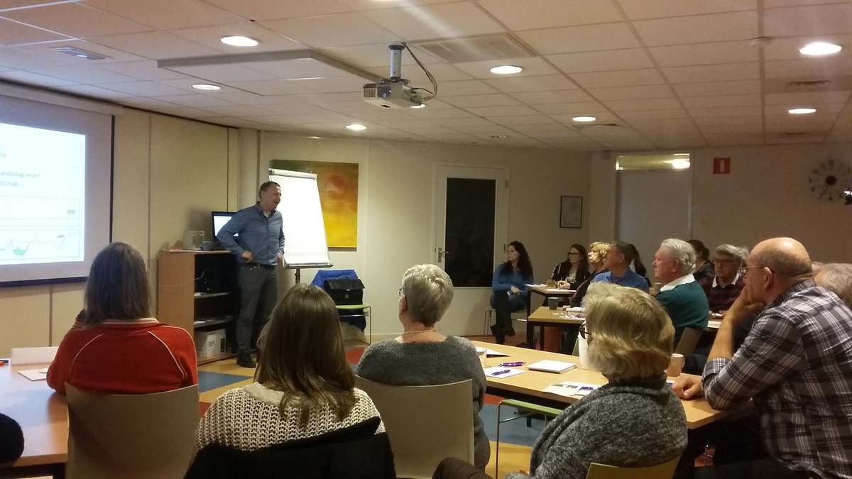 RLevgroep's tweet photo. Avond over politiek en vrijwilligers organisaties met deelnemers uit de hele regio.  Jasper Ragetli deelt zijn kennis en ervaringen https://t.co/r414RwDCCA