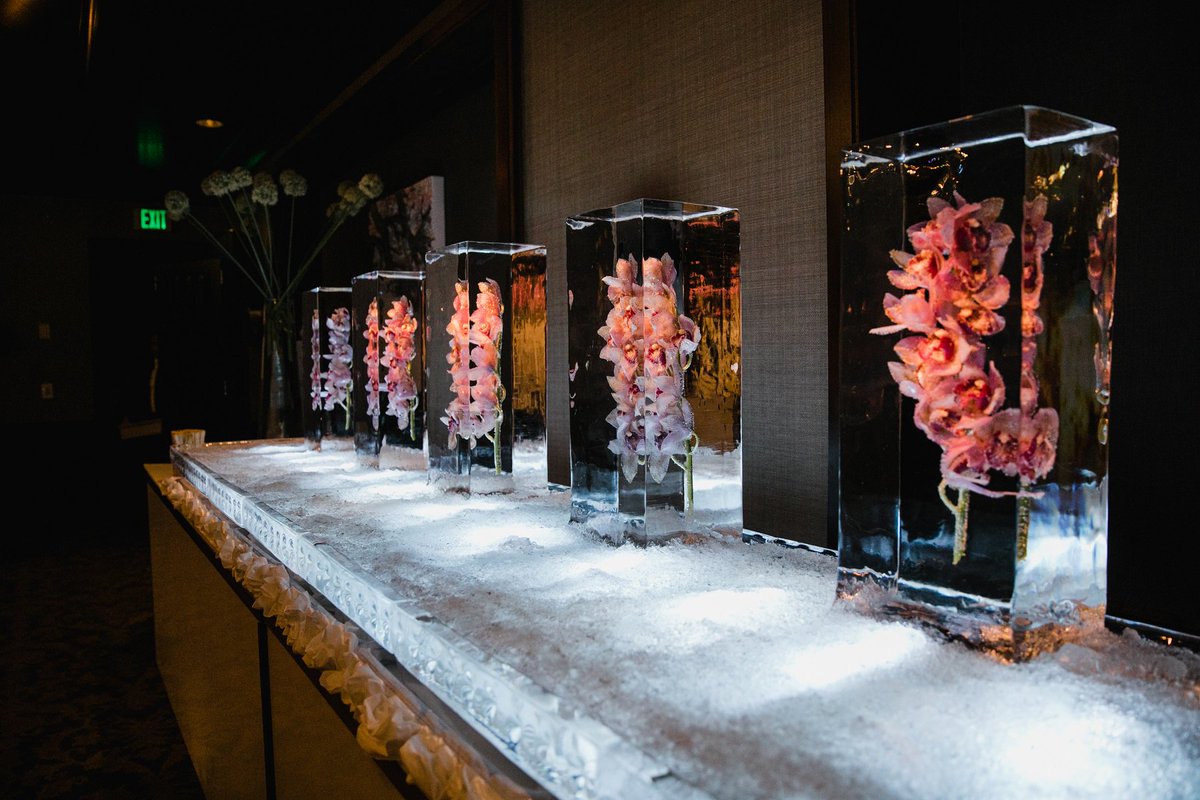 EvantineDesign's tweet photo. Just before the shellfish arrived, a peek at our #FlowersinIce display! Such a gorgeous statement piece and another great way to add drama to your cocktail reception, AND showcase the delicious foods being served! #PlanningTip #WeddingWednesday https://t.co/mkkwBjzVpZ