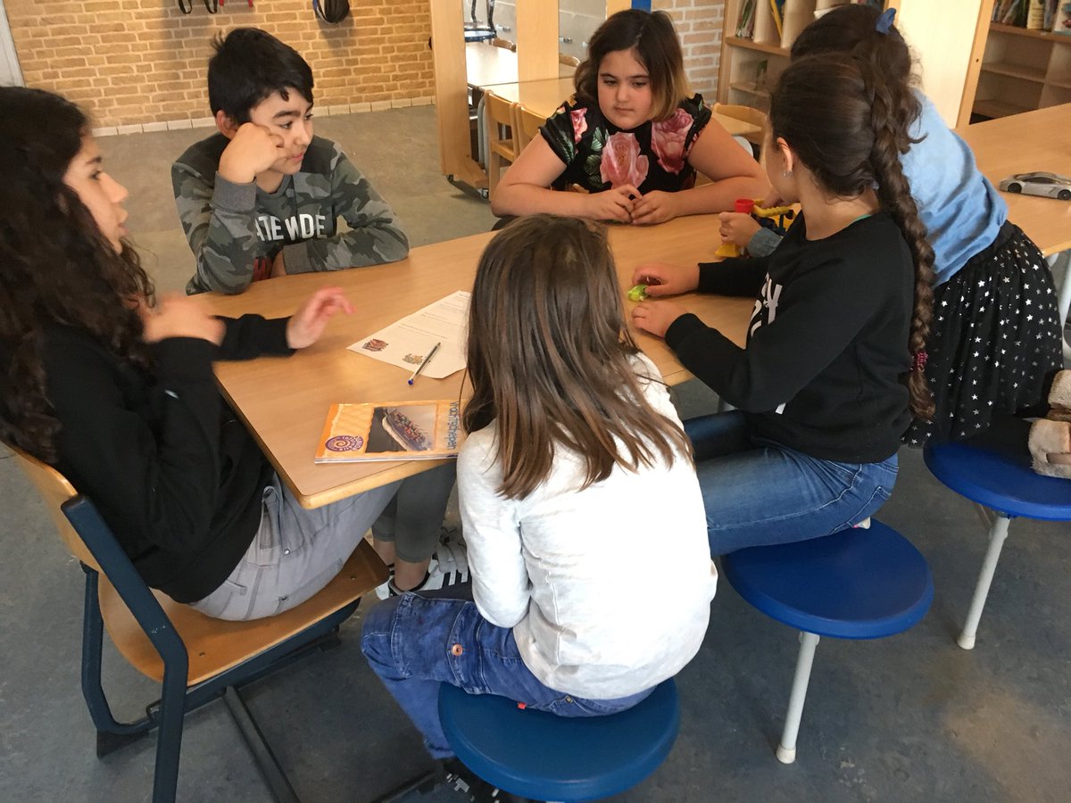 PJ_Ateliers's tweet photo. De kinderen van de ateliers werken samen om het nieuwe thema ‘vervoer’ te raden @PausJoannes https://t.co/IT0rCue5vi