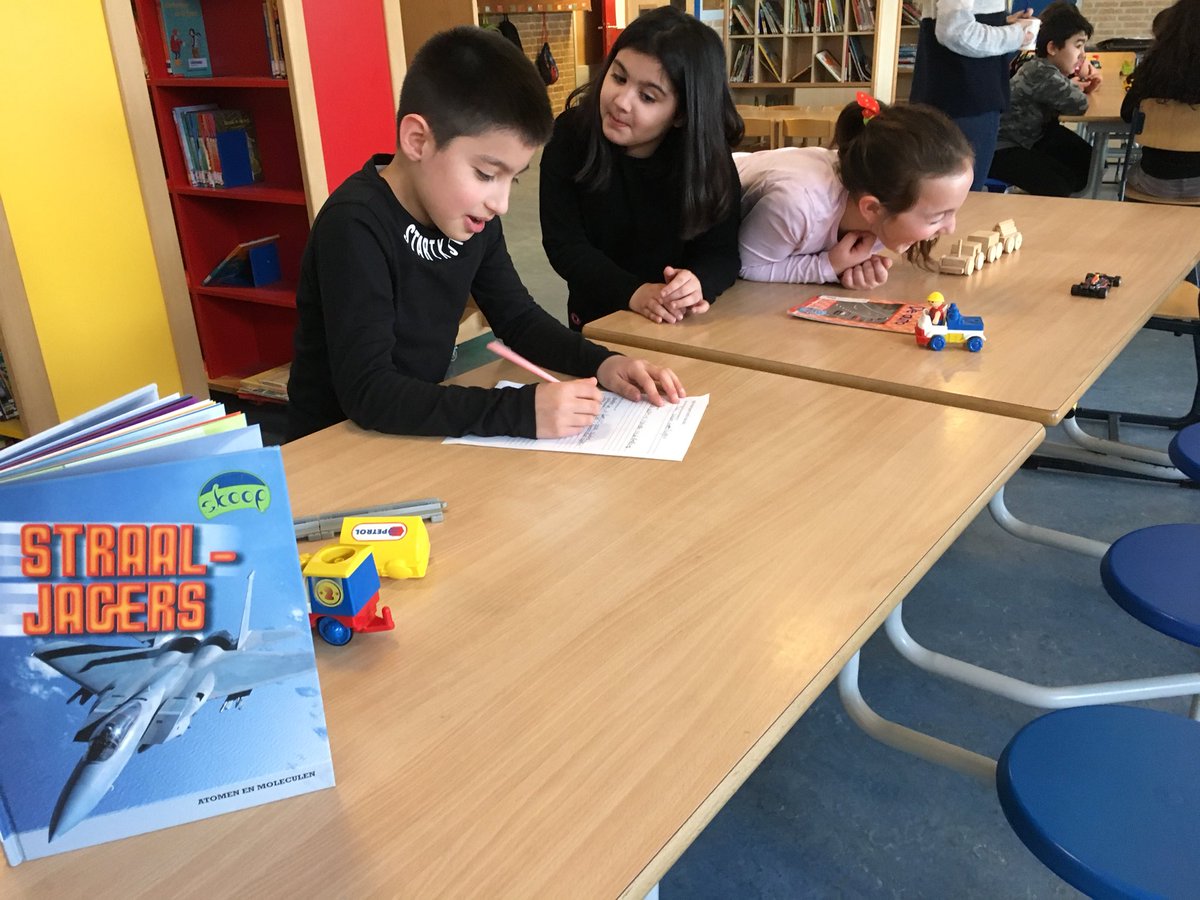 PJ_Ateliers's tweet photo. De kinderen van de ateliers werken samen om het nieuwe thema ‘vervoer’ te raden @PausJoannes https://t.co/IT0rCue5vi