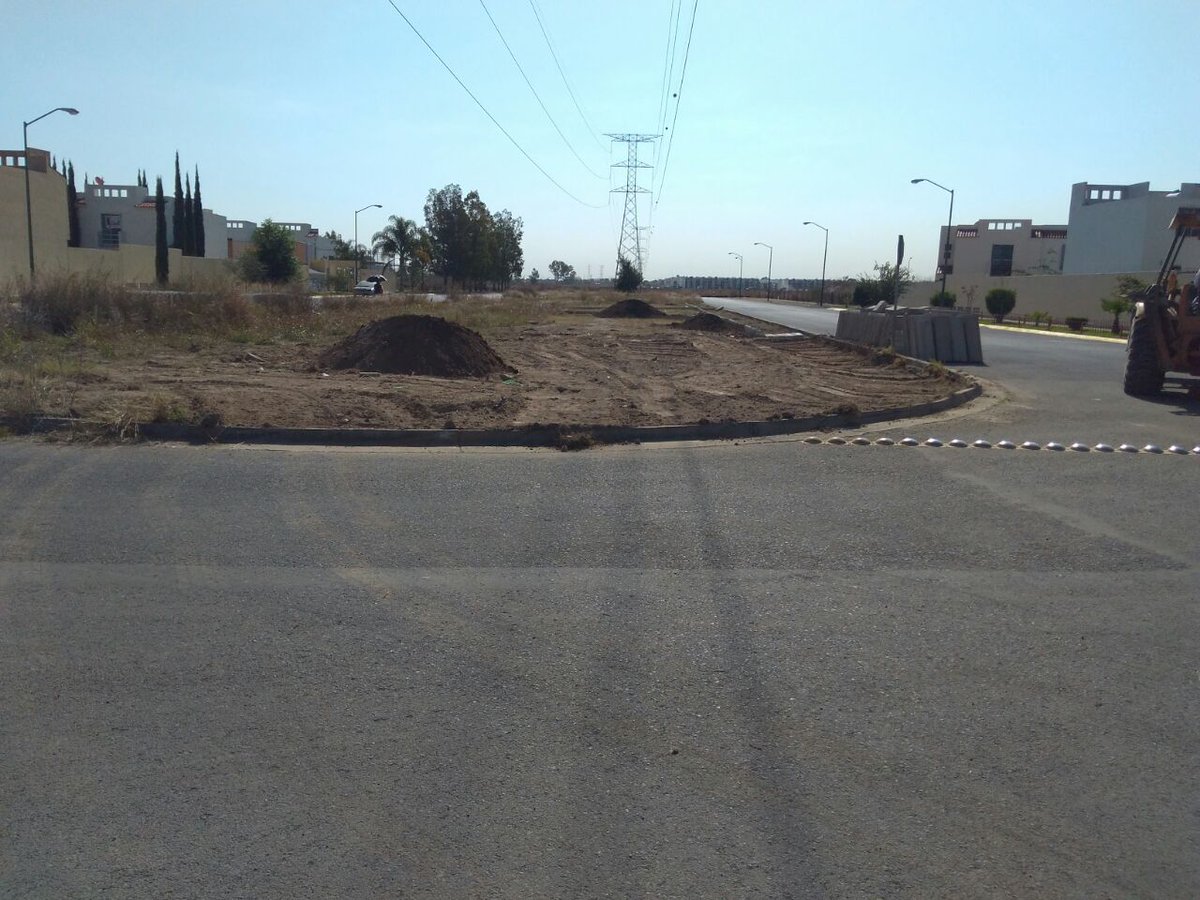 VdaNocturnaGDL's tweet photo. Vecinos de #AltusQuintas al no recibir ayuda de @ZapopanGob trabajan en la limpieza y mantenimiento del camellon por cuenta propia. @PabloLemusN primero les dijo que si ayudaba. Llevaron material y ahi lo abandonaron. @TelevisaGDL @Linea_Zapopan https://t.co/NXhGBAOiwX