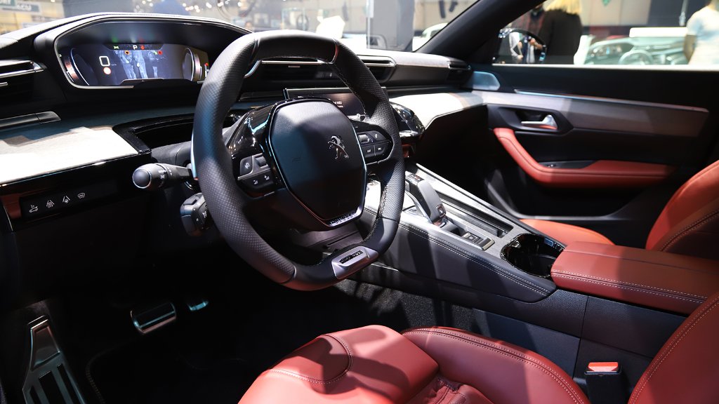 Je hebt er al veel over gehoord... Maar nu is hij ook in het echt te bewonderen. De nieuwe #Peugeot508 op #GenevaMotorShow #GIMS2018